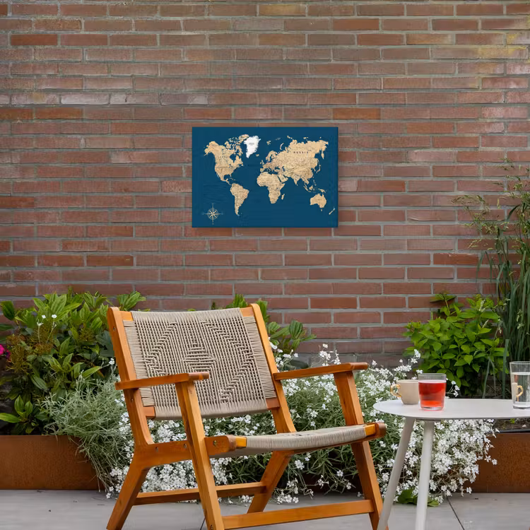 Wereldkaart - Donkerblauw - Beige Tuinposter op houten frame 2 cm dik klein -sfeer3