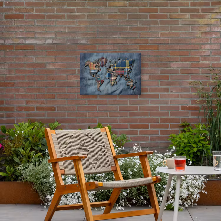 Wereldkaart - Denim - Textiel Tuinposter op houten frame 2 cm dik klein -sfeer3