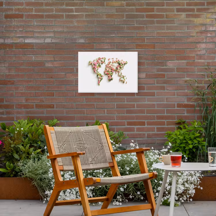 Wereldkaart - Bloemen - Subtiel Tuinposter op houten frame 2 cm dik klein -sfeer3
