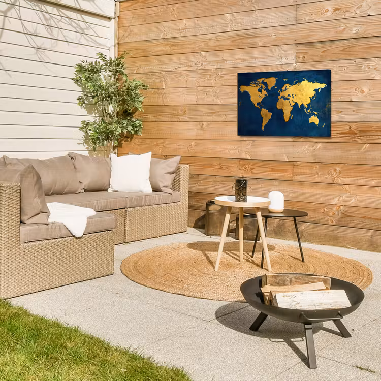 Wereldkaart - Goud - Donkerblauw Tuinposter op houten frame 2 cm dik klein -sfeer2