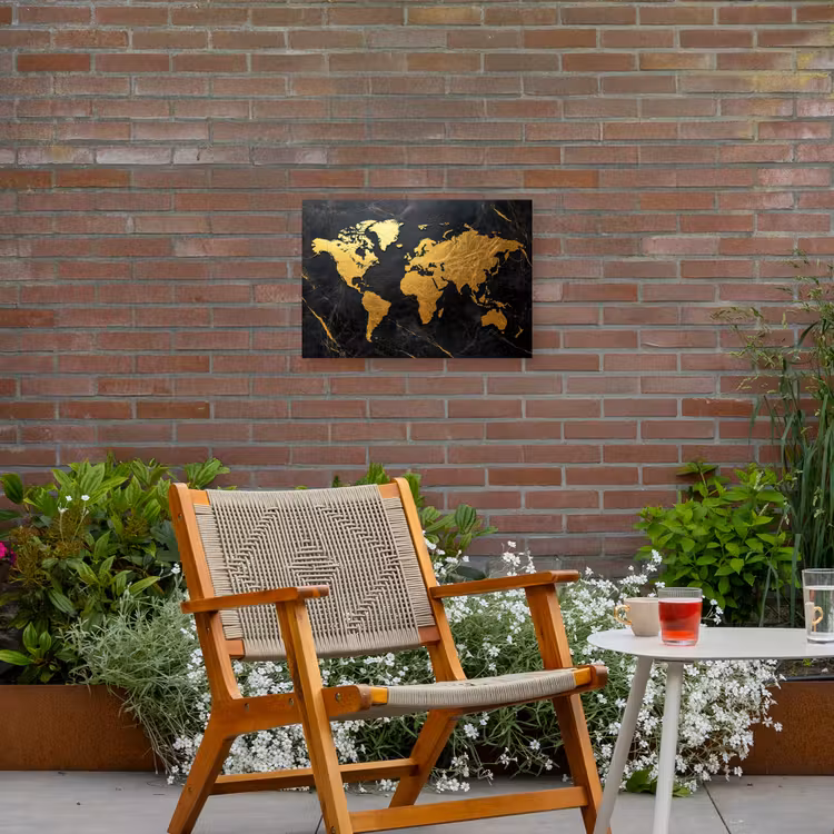 Wereldkaart - Goud - Marmer Tuinposter op houten frame 2 cm dik klein -sfeer3