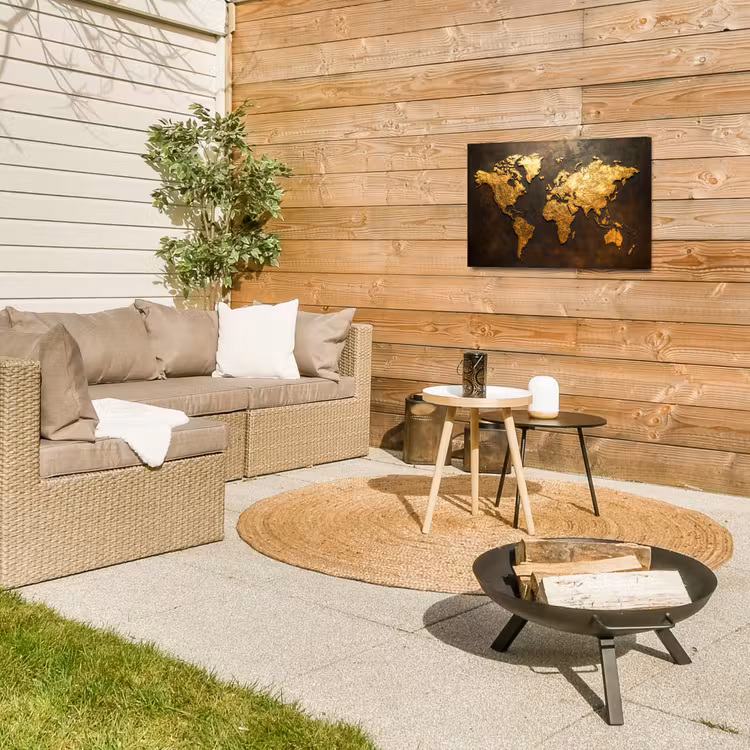 Wereldkaart - Goud - Roest Tuinposter op houten frame 2 cm dik klein -sfeer2
