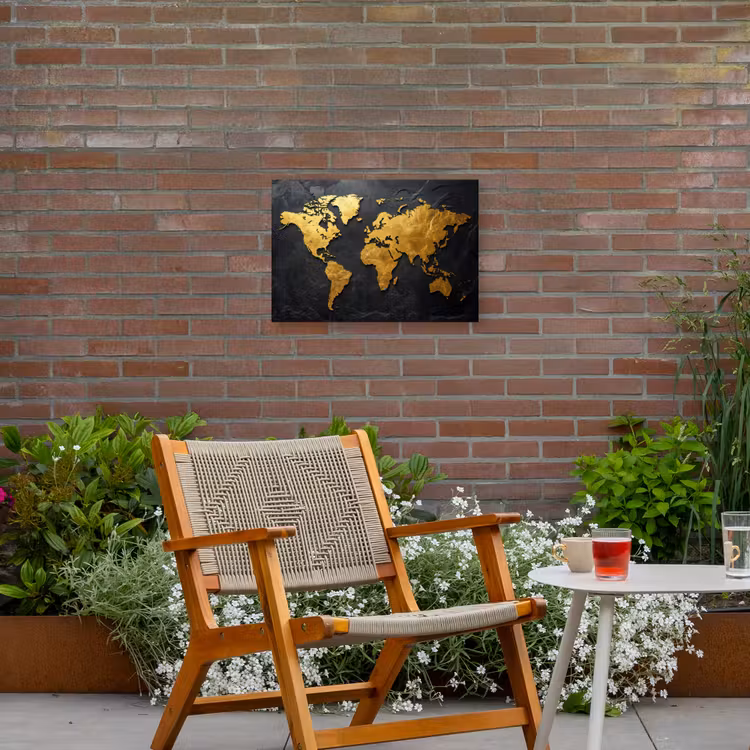 Wereldkaart - Goud - Steen Tuinposter op houten frame 2 cm dik klein -sfeer3