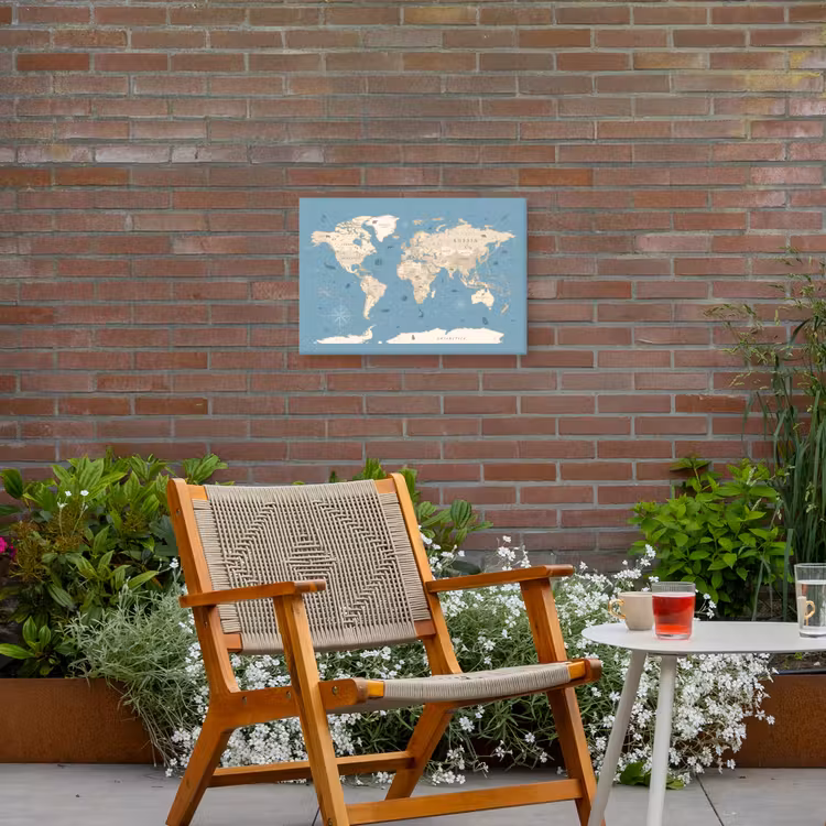Wereldkaart - Oceaan - Realistisch - Blauw Tuinposter op houten frame 2 cm dik klein -sfeer3