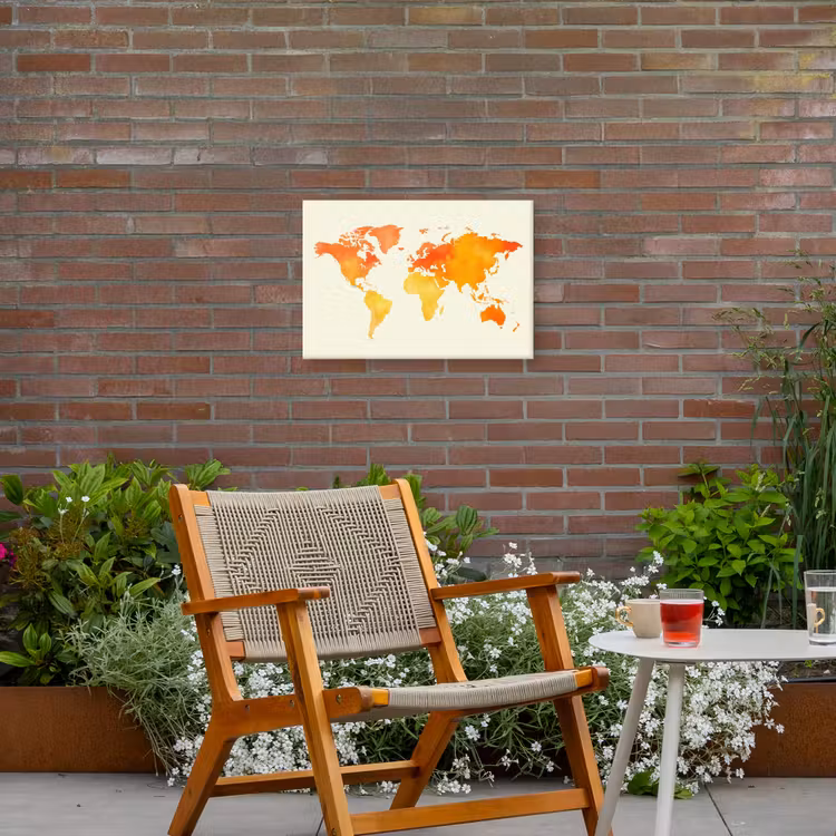 Wereldkaart - Oranje - Kleurrijk Tuinposter op houten frame 2 cm dik klein -sfeer3