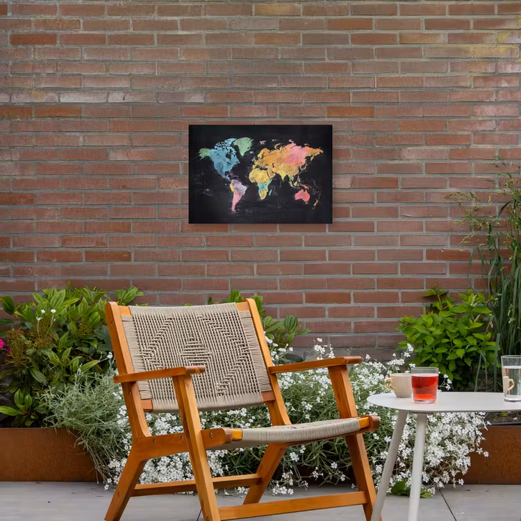 Wereldkaart - Krijtstrepen - Regenboog Tuinposter op houten frame 2 cm dik klein -sfeer3