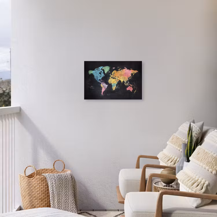 Wereldkaart - Krijtstrepen - Regenboog Tuinposter op houten frame 2 cm dik klein -sfeer1