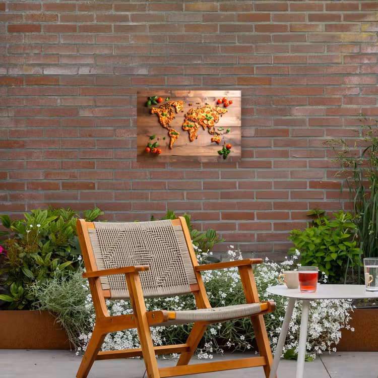Wereldkaart - Pizza - Houten ondergrond Tuinposter op houten frame 2 cm dik klein -sfeer3
