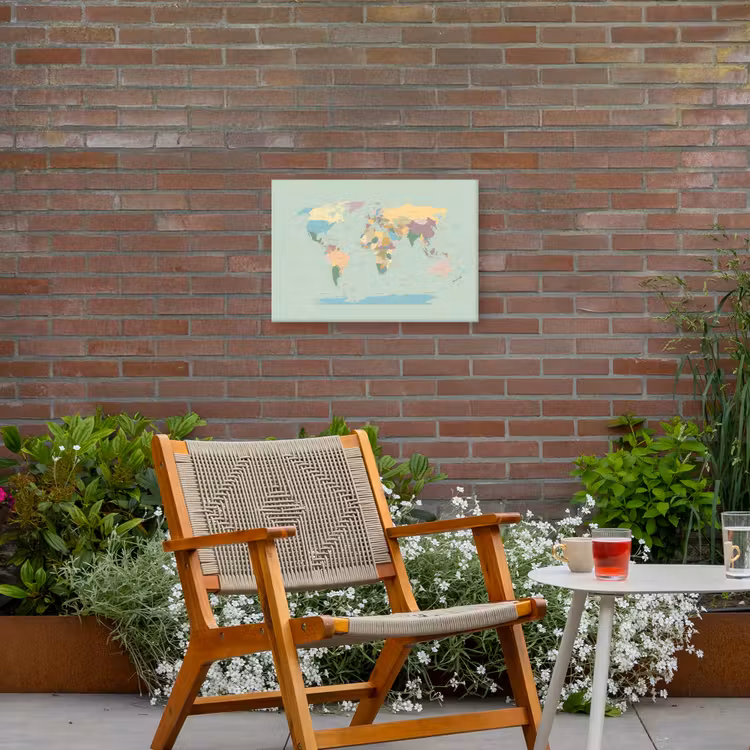 Wereldkaart - Realistisch - Kaart Tuinposter op houten frame 2 cm dik klein -sfeer3