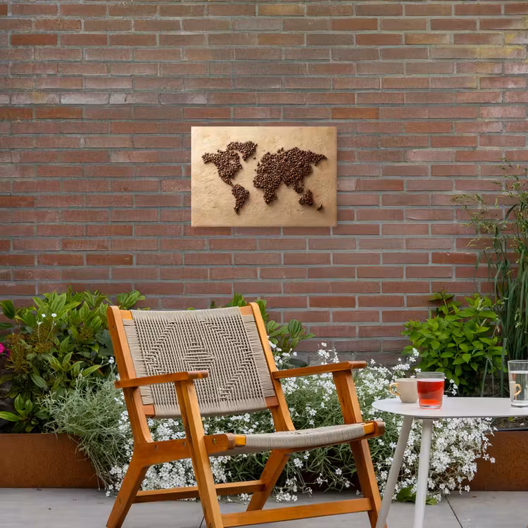 Wereldkaart - Zandkleur - Koffiebonen Tuinposter op houten frame 2 cm dik klein -sfeer3