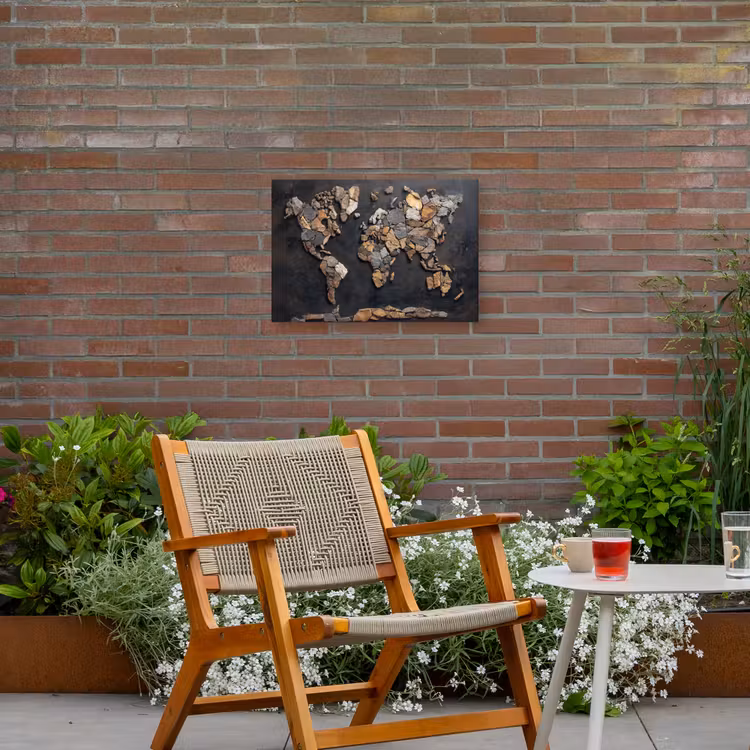 Wereldkaart - Stenen - Realistisch Tuinposter op houten frame 2 cm dik klein -sfeer3