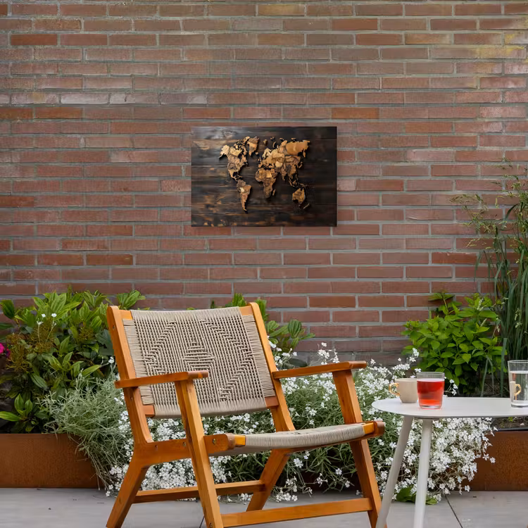 Wereldkaart - Hout - Mozaïek Tuinposter op houten frame 2 cm dik klein -sfeer3