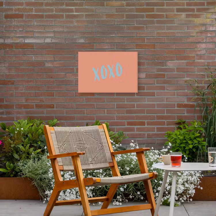 XOXO - Blauw - Perzikkleur Tuinposter op houten frame 2 cm dik klein -sfeer3
