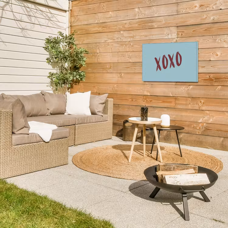 XOXO - Blauw - Rood Tuinposter op houten frame 2 cm dik klein -sfeer2