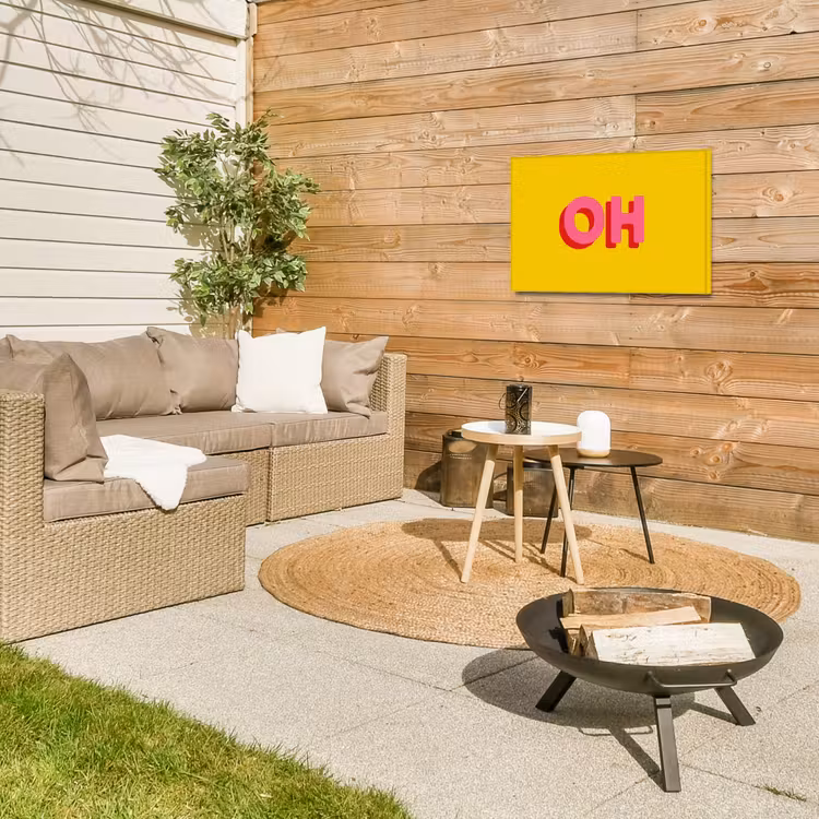 Geel - Roze - Oh - 3D Tuinposter op houten frame 2 cm dik klein -sfeer2