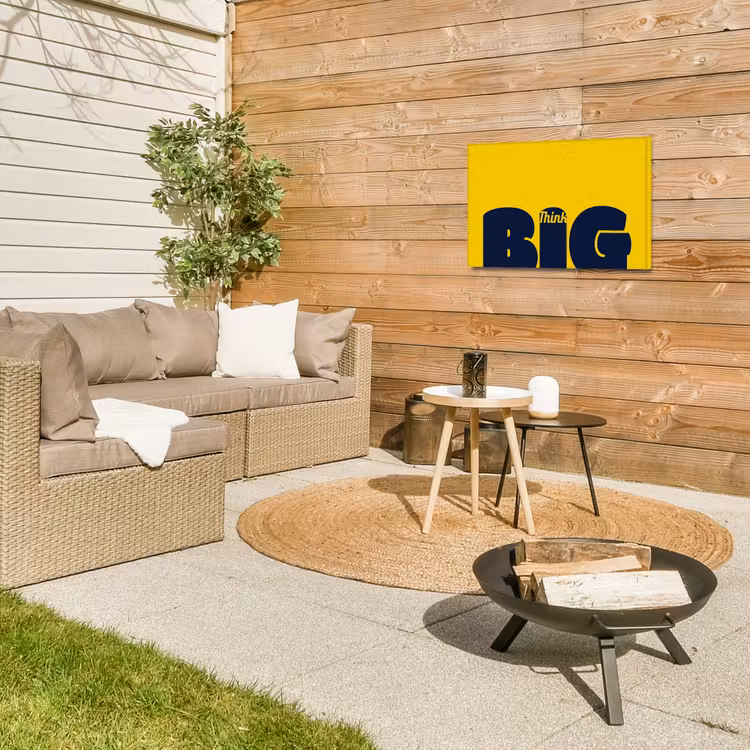Geel - Think big - Grafisch Tuinposter op houten frame 2 cm dik klein -sfeer2