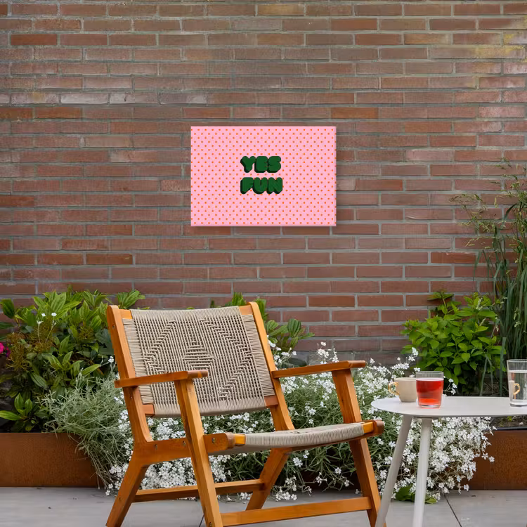 Yes fun - Groen - Roze - Stippen Tuinposter op houten frame 2 cm dik klein -sfeer3