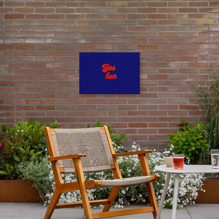 Yes fun - Rood - Blauw - Stippen Tuinposter op houten frame 2 cm dik klein -sfeer3