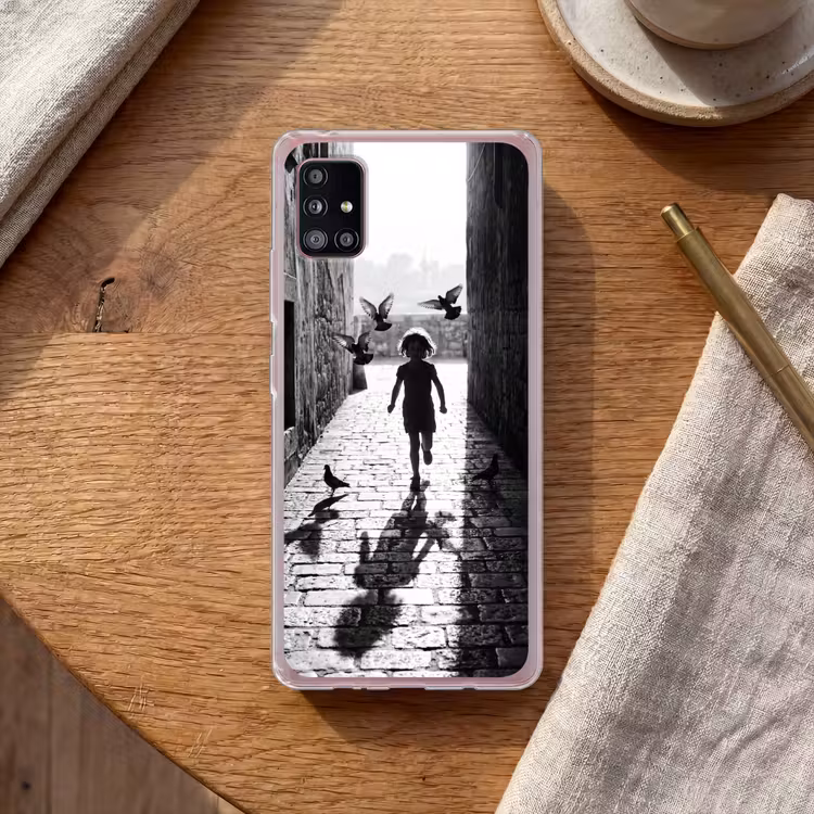 Kind - Vogel - Straat - Zwart-wit - Spelen Telefoonhoesje Samsung Galaxy A51 5G klein -sfeer1