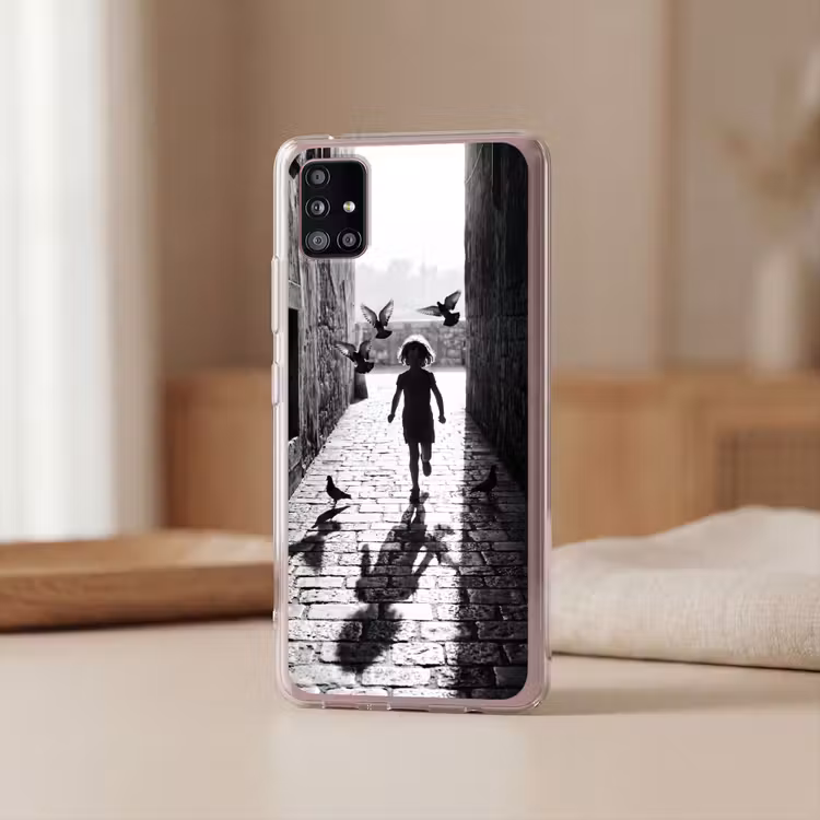 Kind - Vogel - Straat - Zwart-wit - Spelen Telefoonhoesje Samsung Galaxy A51 5G klein -sfeer2