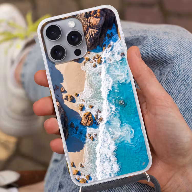 Strand - Zee - Rotsen - Natuur - Blauw Hoesje iPhone 16 Pro Max met koord klein -sfeer3
