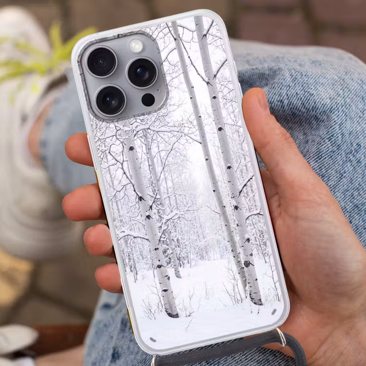 Berkenbomen - Sneeuw - Winter - Bos - Wit Hoesje iPhone 16 Pro Max met koord klein -sfeer3