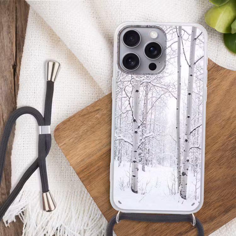 Berkenbomen - Sneeuw - Winter - Bos - Wit Hoesje iPhone 16 Pro Max met koord klein -sfeer4