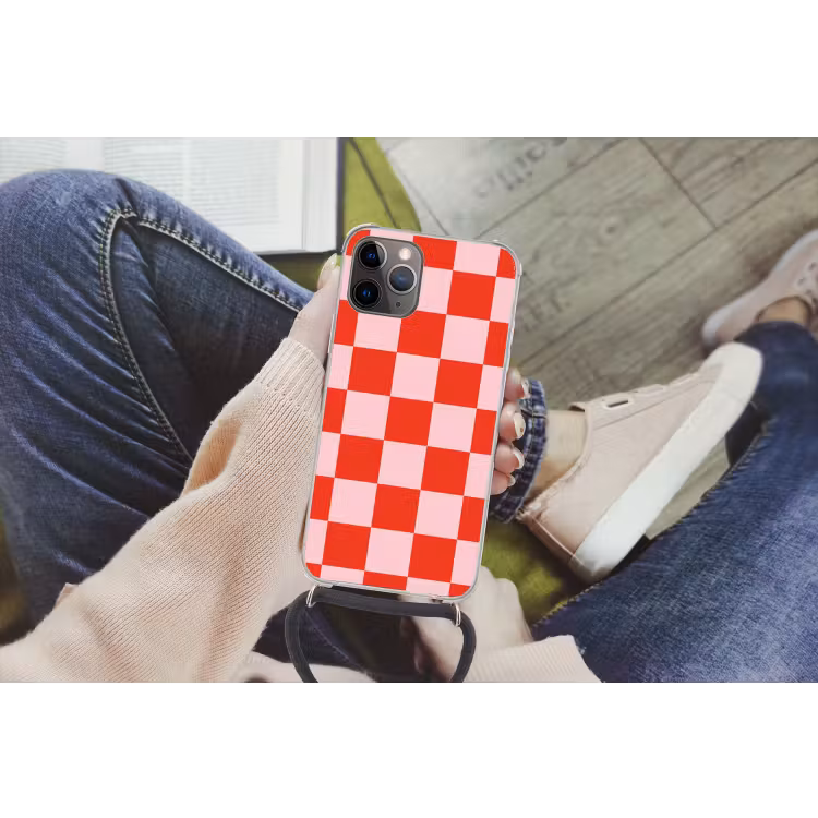 Schaakbord patroon - Rood - Roze - Blokjes Hoesje iPhone 12 Pro met koord klein -hand