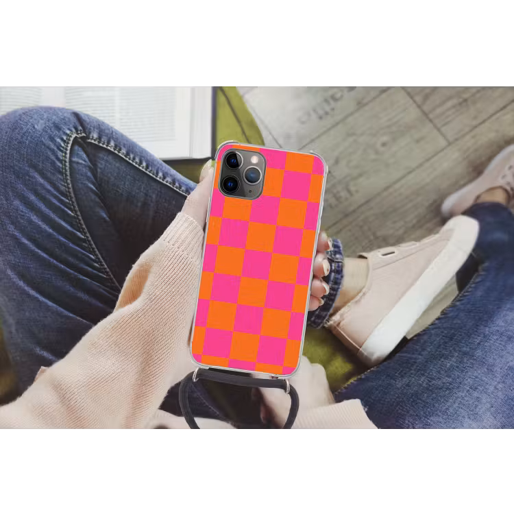 Schaakbord print - Oranje - Roze - Blokjes Hoesje iPhone 12 Pro met koord klein -hand