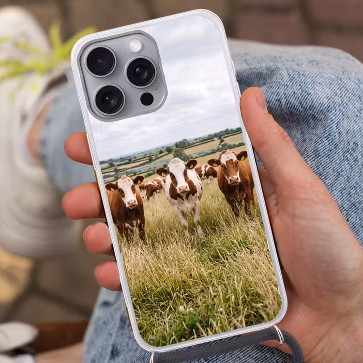 Koeien - Portret - Weide - Boerderij - Nieuwsgierig Hoesje iPhone 16 Pro Max met koord klein -sfeer3
