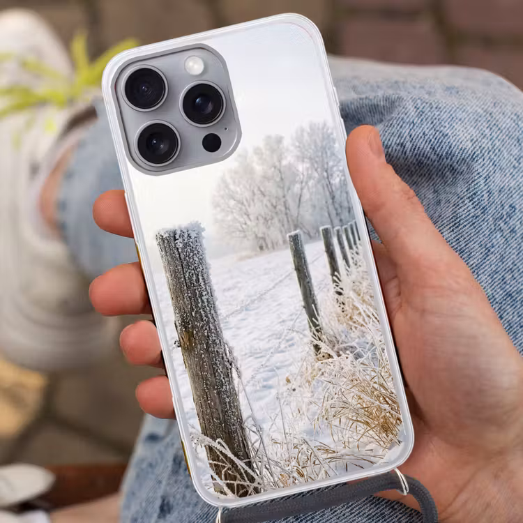 Hek - Sneeuw - Mist - Platteland - Nostalgisch Hoesje iPhone 16 Pro Max met koord klein -sfeer3