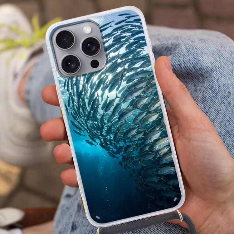 Vis - School - Oceaan - Natuur - Blauw Hoesje iPhone 16 Pro Max met koord klein -sfeer3