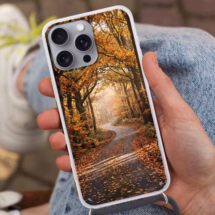 Bospad - Herfstbos - Bladeren - Oranje - Nostalgisch Hoesje iPhone 16 Pro Max met koord klein -sfeer3