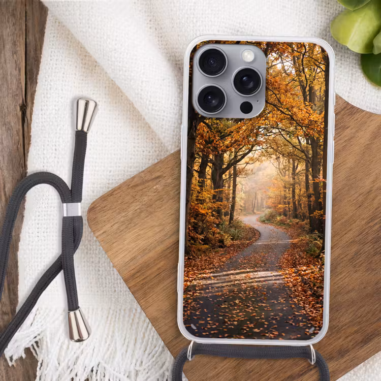 Bospad - Herfstbos - Bladeren - Oranje - Nostalgisch Hoesje iPhone 16 Pro Max met koord klein -sfeer4