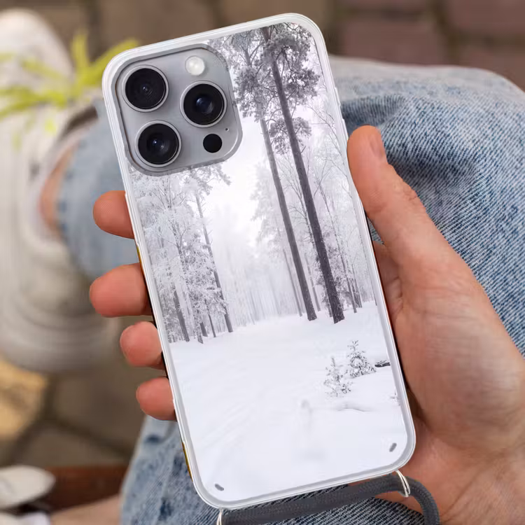 Bos - Sneeuw - Pad - Winter - Stilte Hoesje iPhone 16 Pro Max met koord klein -sfeer3