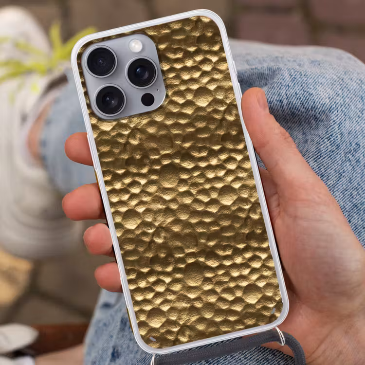 Gehamerd - Reliëf - Textuur - Bronsgoud Hoesje iPhone 16 Pro Max met koord klein 804 -sfeer3
