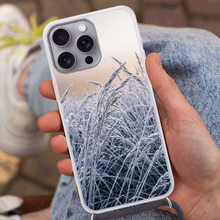 Rijp - Gras - Kristallen - Winter - Minimalistisch Hoesje iPhone 16 Pro Max met koord klein -sfeer3