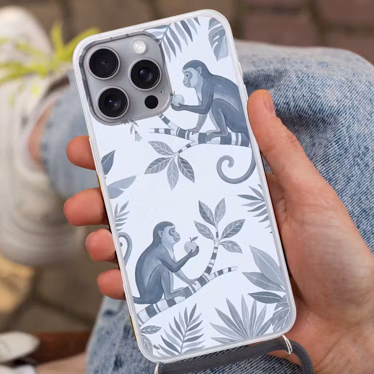 Aap - Boom - Bladeren - Jungle - Illustratie Hoesje iPhone 16 Pro Max met koord klein -sfeer3