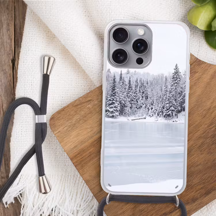 Meer - Dennen - IJs - Winter - Rustgevend Hoesje iPhone 16 Pro Max met koord klein -sfeer4