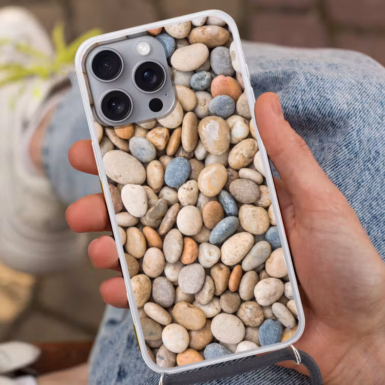 Kiezelstenen - Natuur - Textuur - Beige - Grijs Hoesje iPhone 16 Pro Max met koord klein -sfeer3