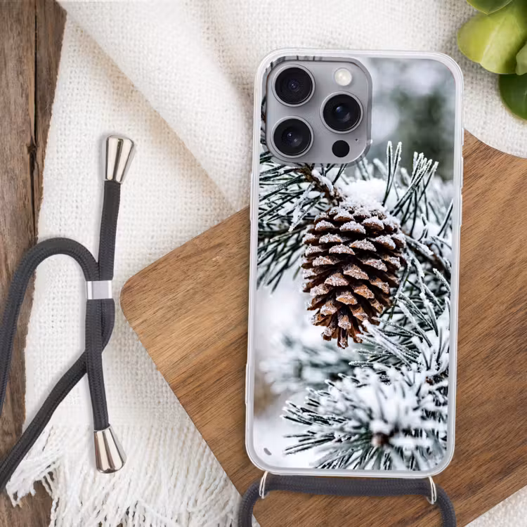 Dennenappel - Tak - Sneeuw - Winter - Sfeervol Hoesje iPhone 16 Pro Max met koord klein -sfeer4