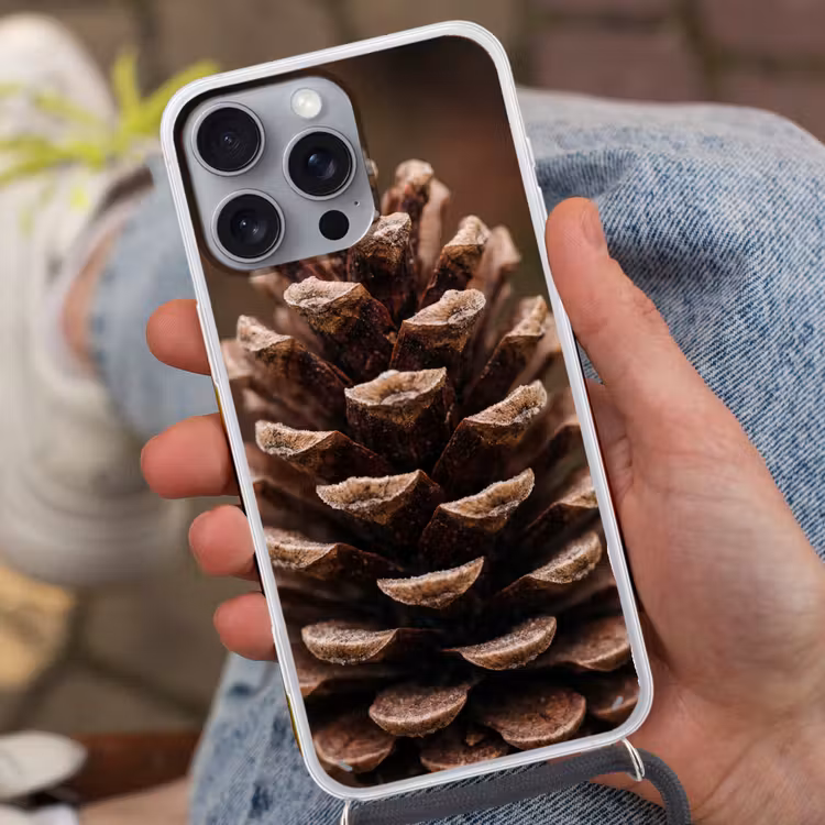 Dennenappel - Bos - Herfst - Bruin - Sfeervol Hoesje iPhone 16 Pro Max met koord klein -sfeer3