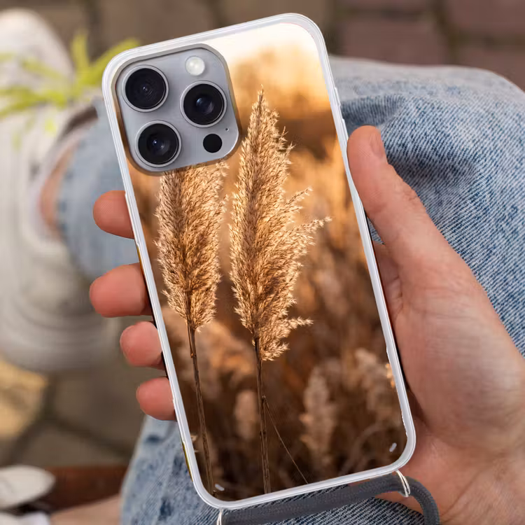 Rietpluimen - Gras - Zonsondergang - Goud - Serene Hoesje iPhone 16 Pro Max met koord klein -sfeer3