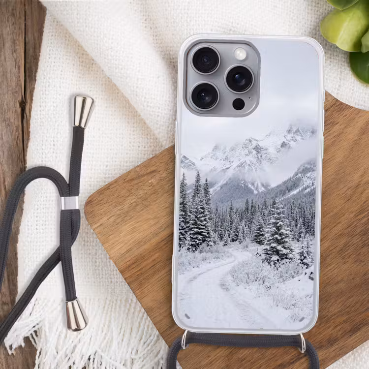 Weg - Bergen - Sneeuw - Naaldbos - Avontuurlijk Hoesje iPhone 16 Pro Max met koord klein -sfeer4