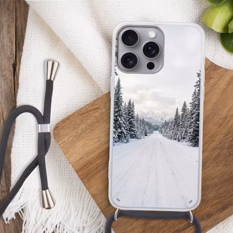 Weg - Sneeuw - Naaldbos - Winter - Avontuurlijk Hoesje iPhone 16 Pro Max met koord klein -sfeer4