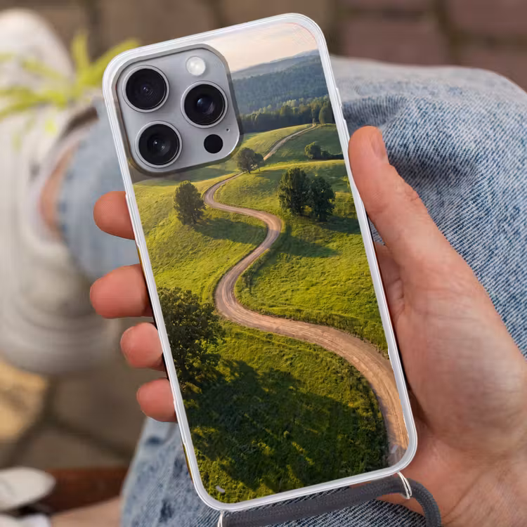 Weg - Weide - Natuur - Groen Hoesje iPhone 16 Pro Max met koord klein -sfeer3