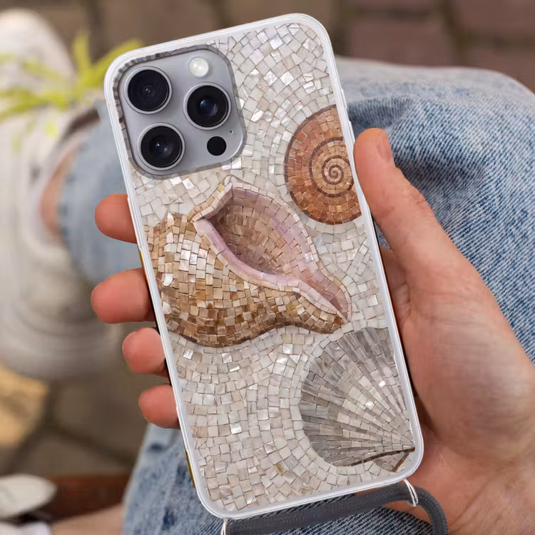Schelp - Mozaïek - Zee - Beige - Modern Hoesje iPhone 16 Pro Max met koord klein -sfeer3