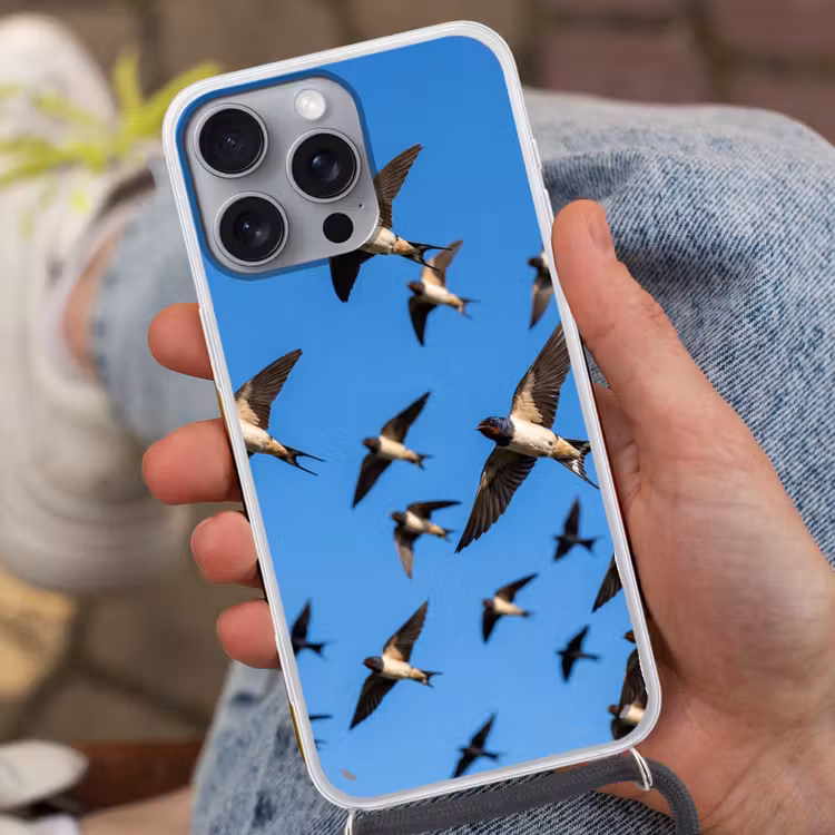 Zwaluwen - Vliegen - Blauw Hoesje iPhone 16 Pro Max met koord klein -sfeer3