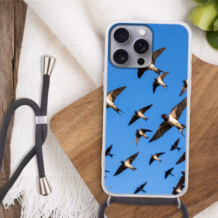 Zwaluwen - Vliegen - Blauw Hoesje iPhone 16 Pro Max met koord klein -sfeer4