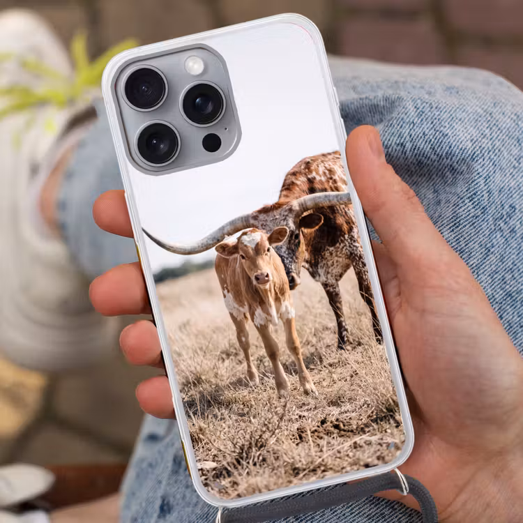 Texas Longhorn - Kalf - Weide - Dieren Hoesje iPhone 16 Pro Max met koord klein -sfeer3